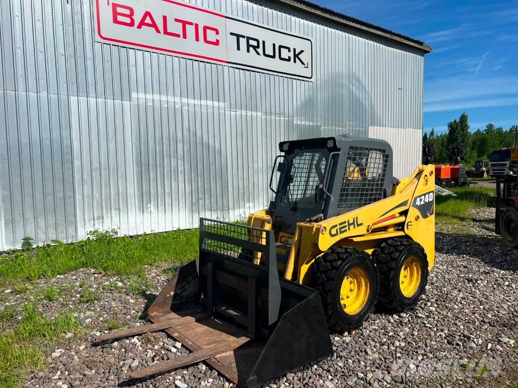 Gehl 4240, FORKS + BUCKET + HYDRAULICS Liukuohjatut kuormaajat