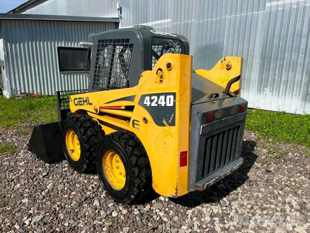 Gehl 4240, FORKS + BUCKET + HYDRAULICS Liukuohjatut kuormaajat